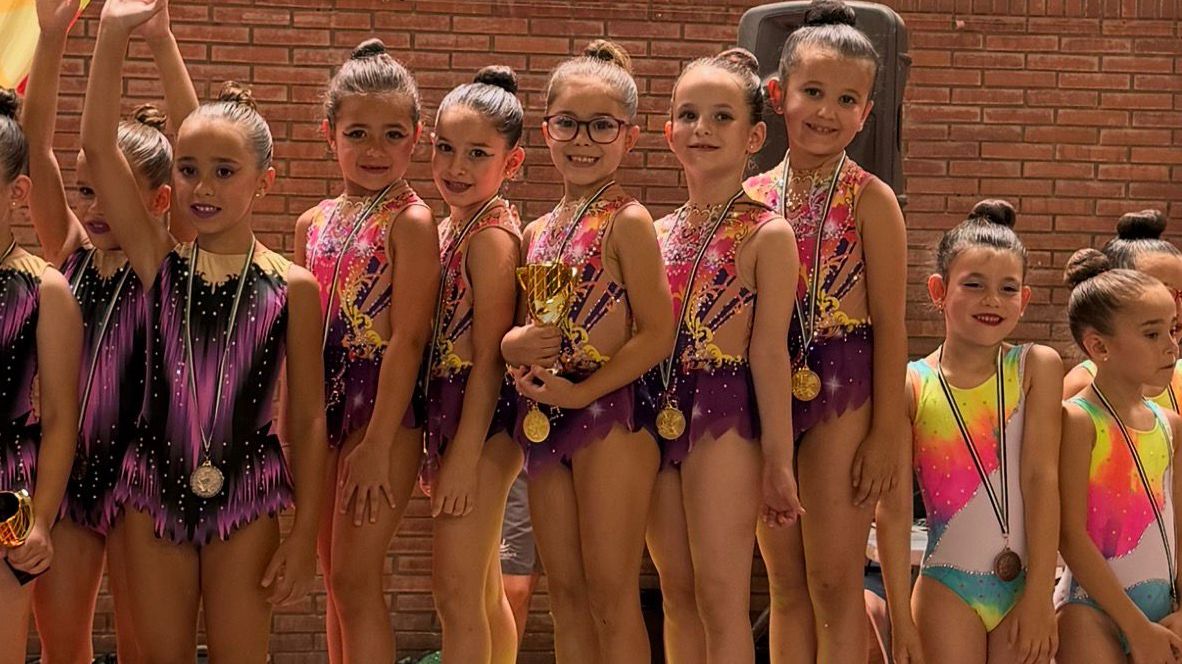 Expedición del Club Gimnasia Rítmica Zafra en su primera competición oficial