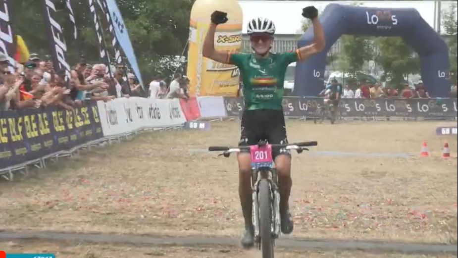 Natalia Fischer en meta tras lograr la plata europea XCM en Cantabria