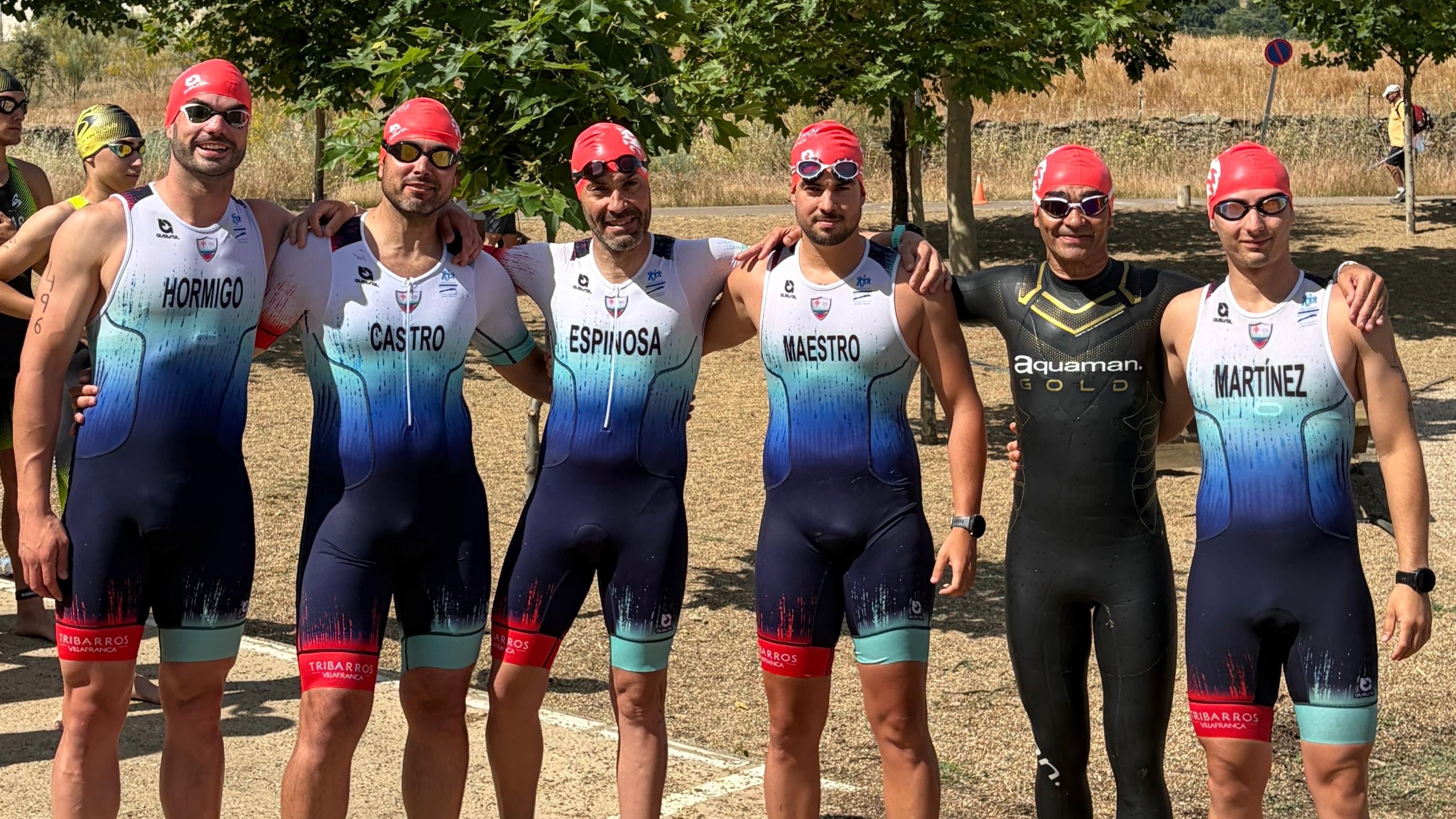 Deportistas del TriBarros VCA celebrando sus podios en el V Triatlón SuperSprint Playa de Peloche