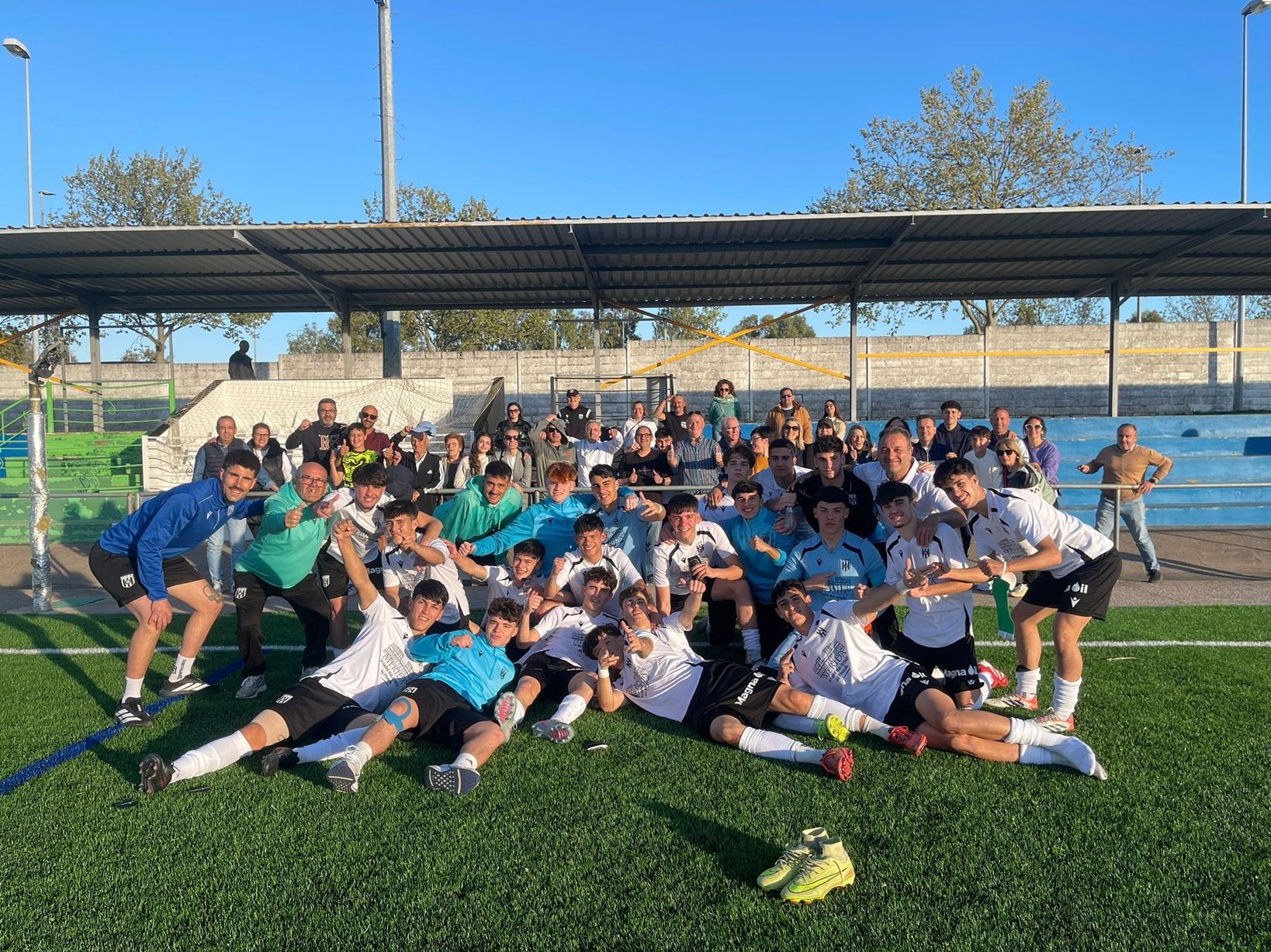 El Mérida juvenil celebra uno de sus goles ante el Cacereño