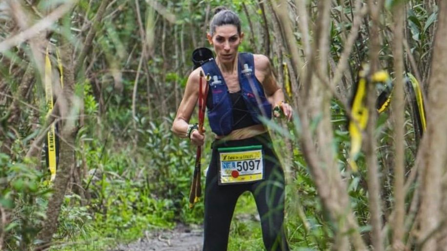 Nieves Mateos durante una carrera de trail por montaña