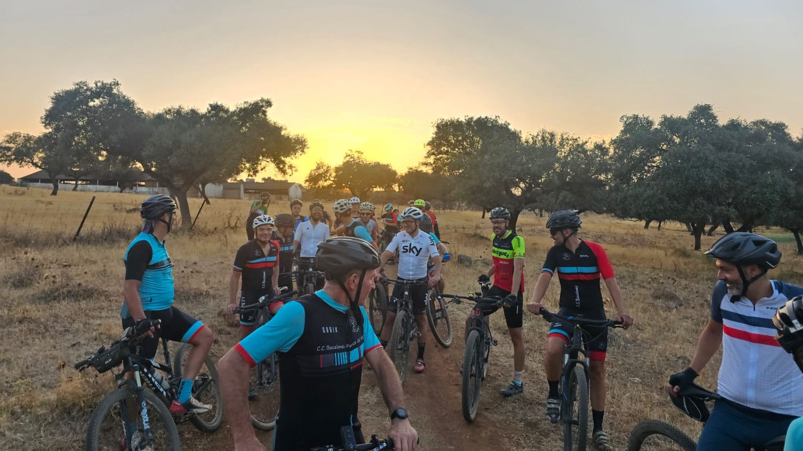 Ciclistas del Club Bacalones durante la ruta nocturna por el pantano de Villalba
