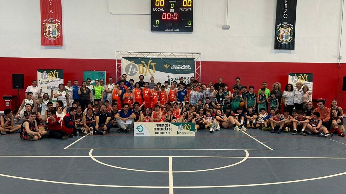 Participantes en la jornada de baloncesto inclusivo celebrada en Cáceres