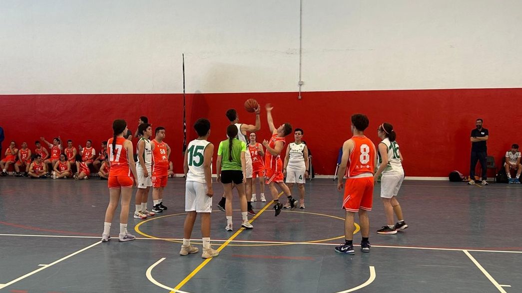 Partido de baloncesto inclusivo del programa I+DXT en el Colegio San Antonio de Padua