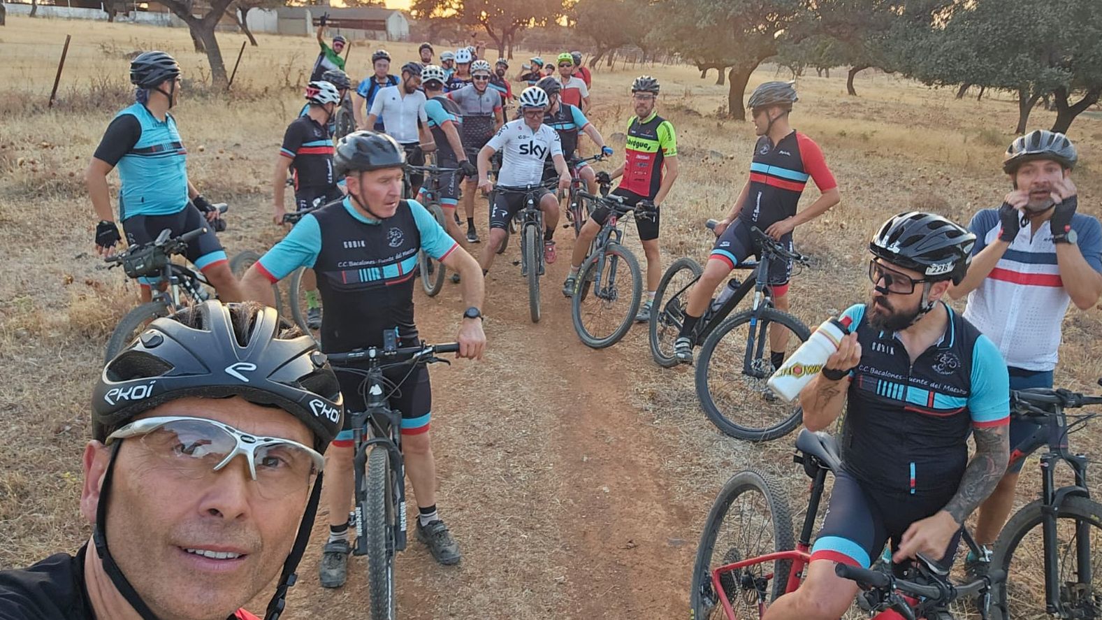 Ciclistas del Club Bacalones durante la ruta nocturna por el pantano de Villalba