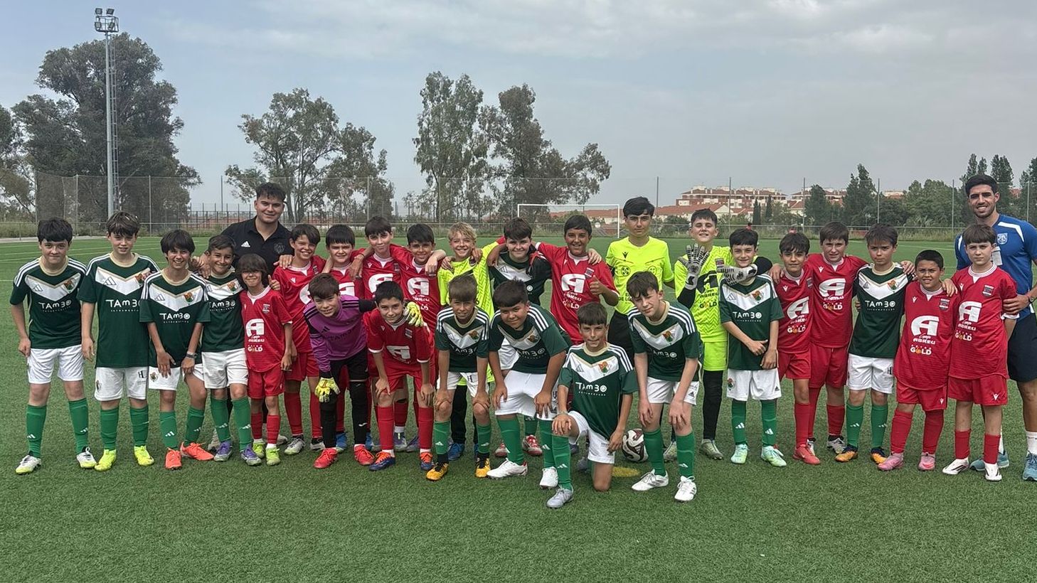 Jugadores del partido entre Diocesano B y Cacereño B en los campos de Pinilla