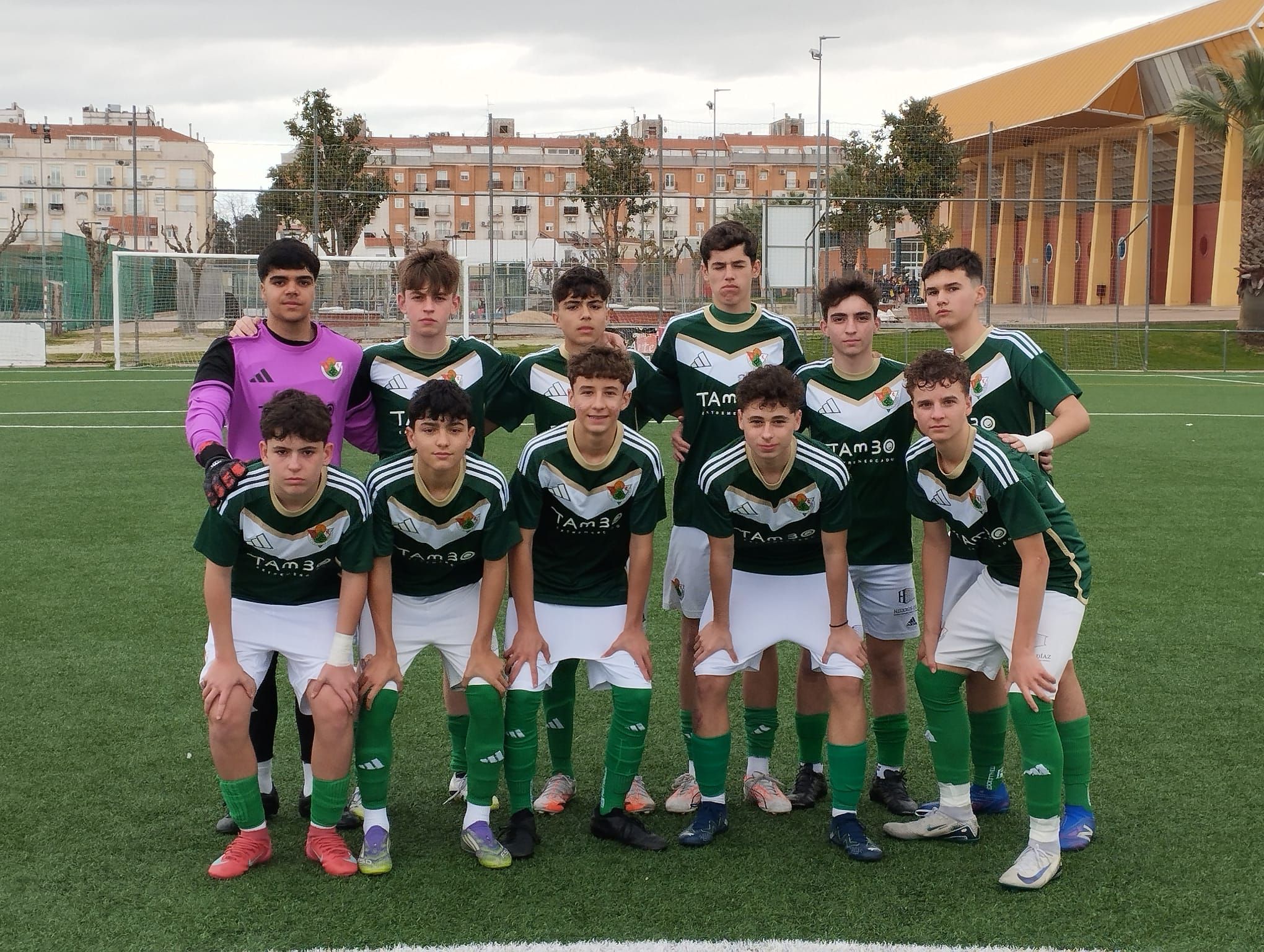 El Cacereño disputa un balón ante el Don Benito B en la liga cadete Judex