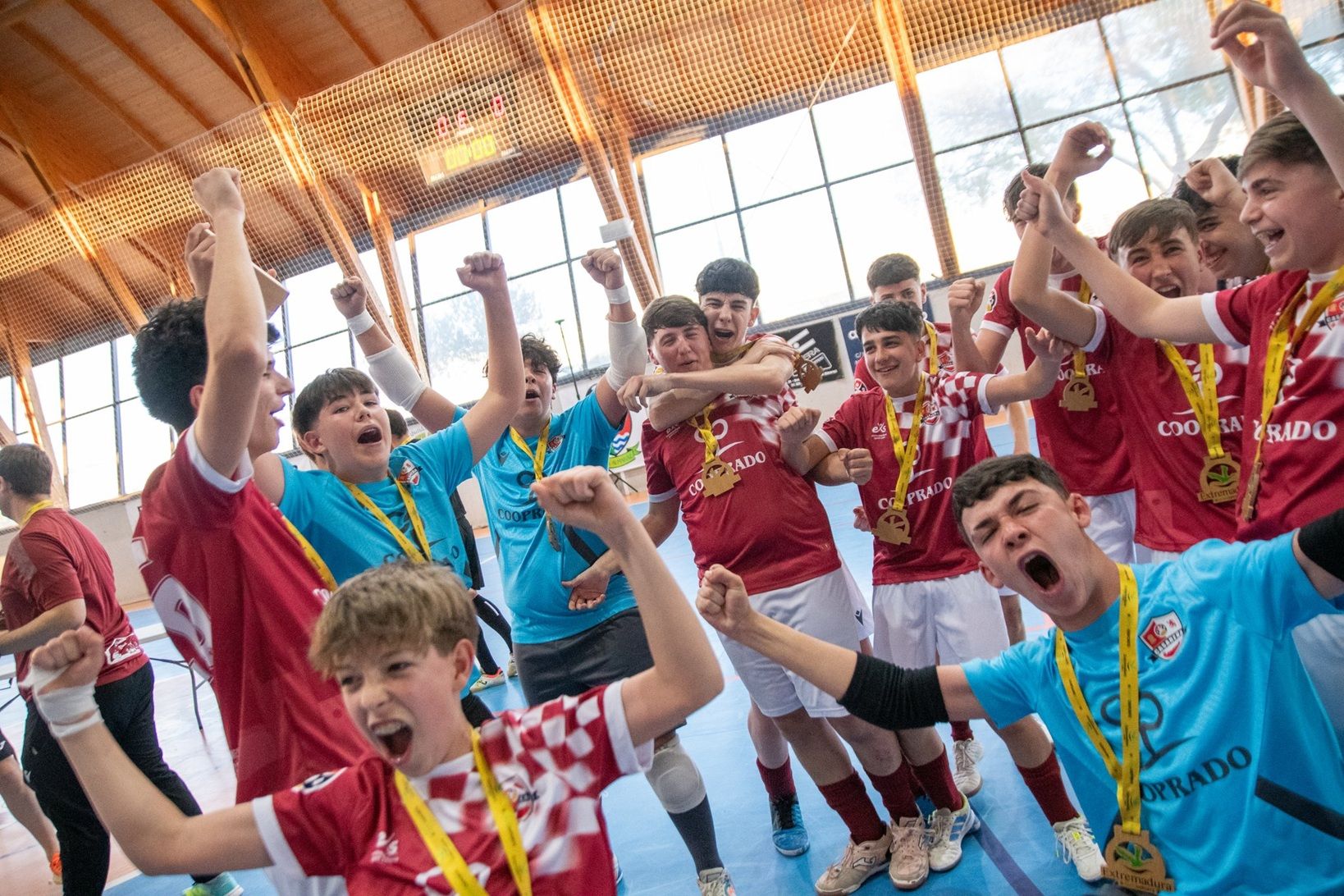 Jugadores de la ED Casareña celebrando el título cadete de fútbol sala
