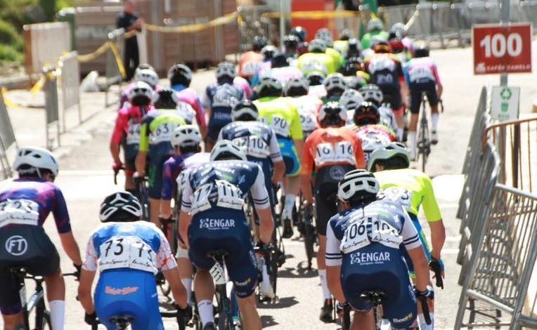 Corredores cadetes compiten en la etapa de Aljucén de la Challenge extremeña