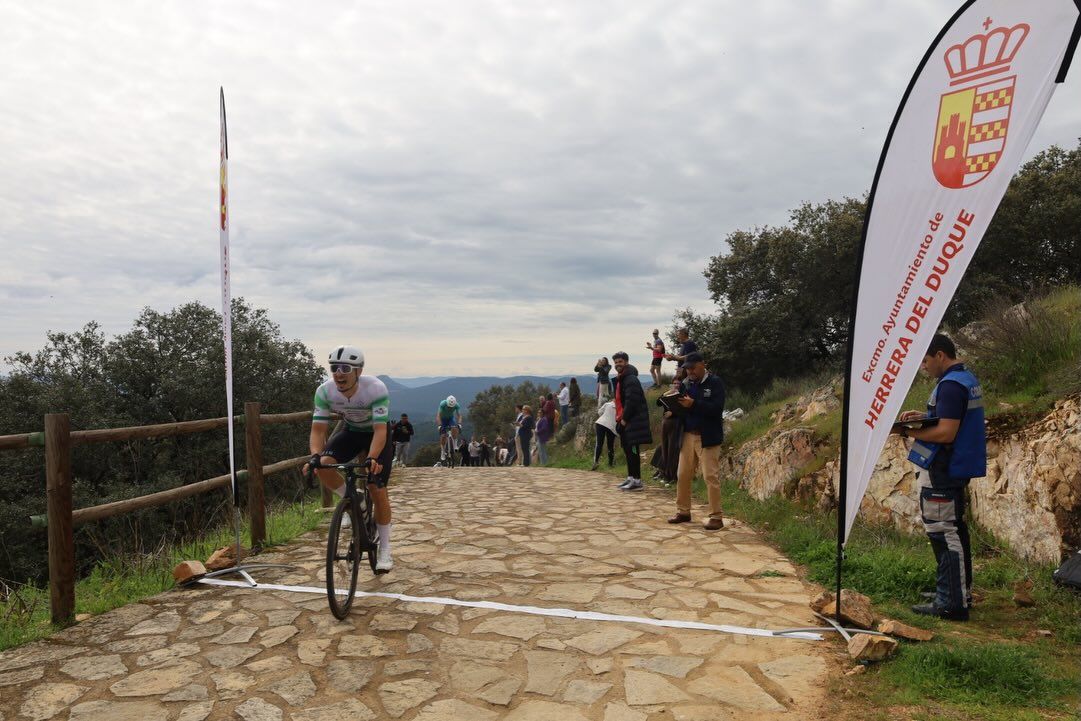 Subida final al castillo de Herrera del Duque durante la Vuelta a los Pantanos