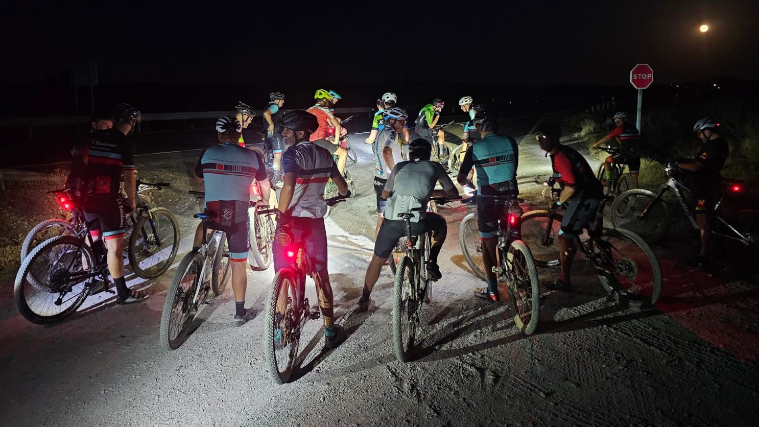 Ciclistas del Club Bacalones durante la ruta nocturna por el pantano de Villalba
