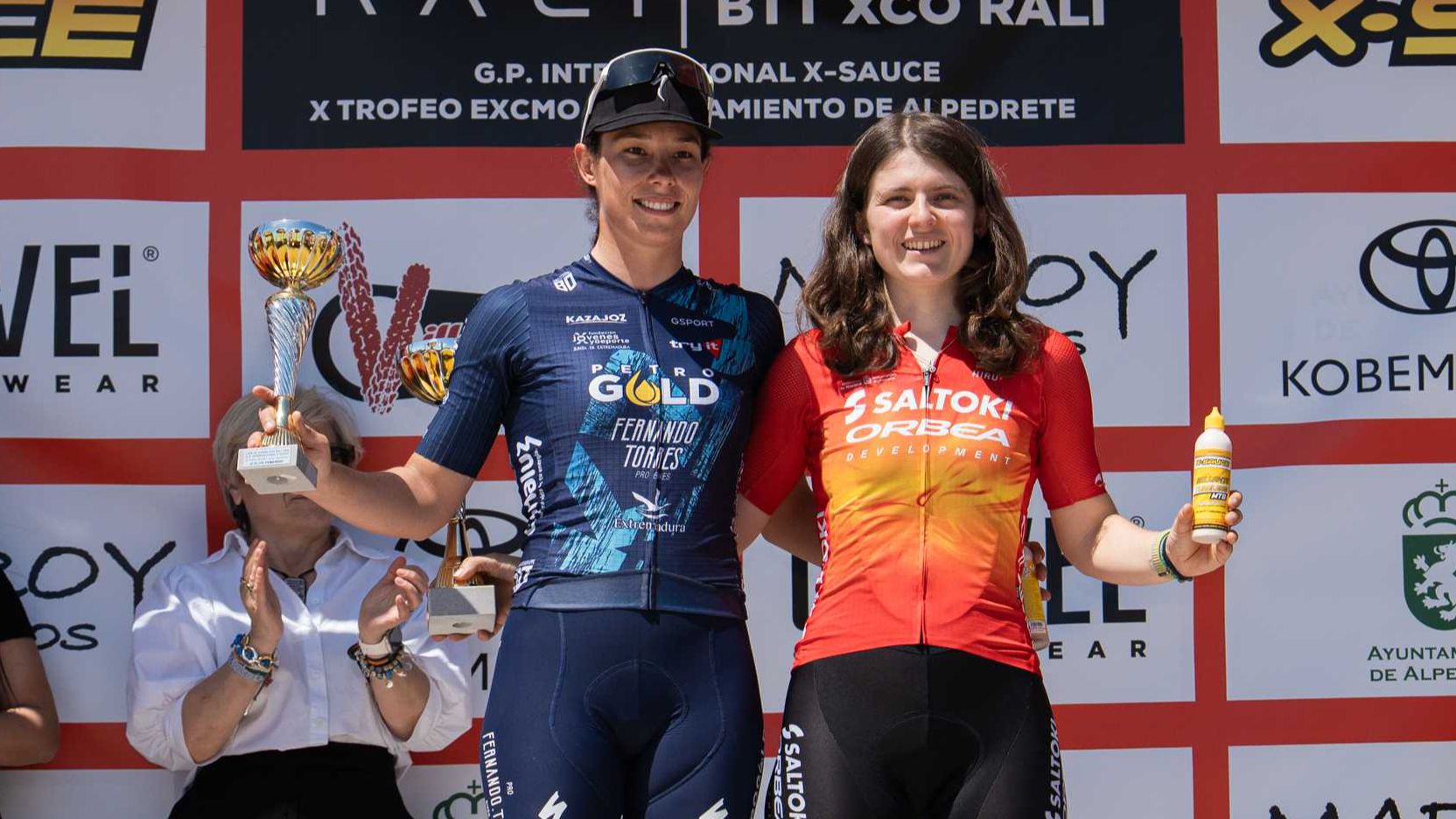 Podio del equipo Extremadura-Petrogold en la categoría junior femenina