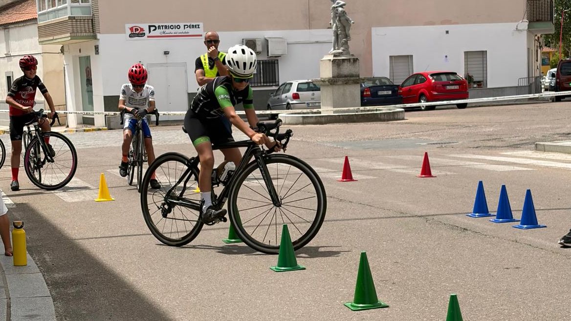 Jóvenes ciclistas compitiendo en los JUDEX de carretera en Quintana de la Serena