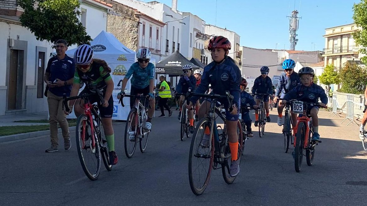 Jóvenes ciclistas compitiendo en los JUDEX de carretera en Quintana de la Serena