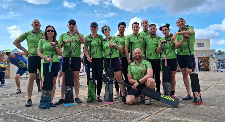 Palistas de la Escuela Placentina de Piragüismo celebran sus medallas en Barco Dragón