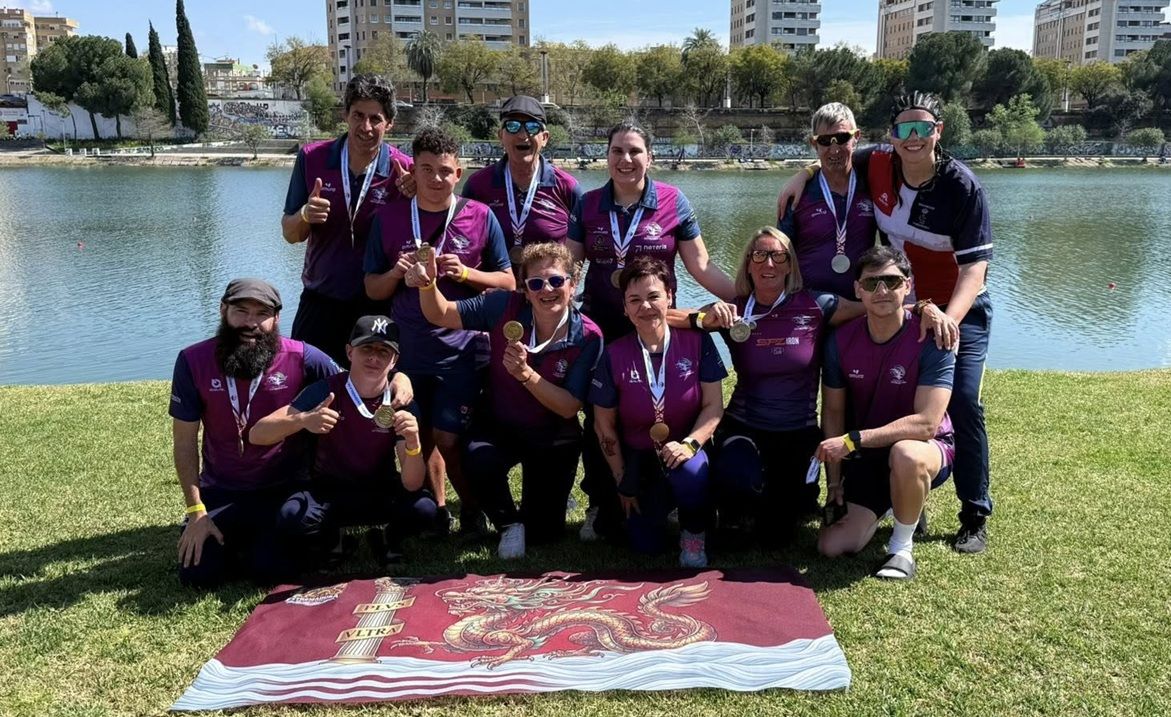Palistas del Club Piragüismo Extremadura celebran sus medallas en Barco Dragón