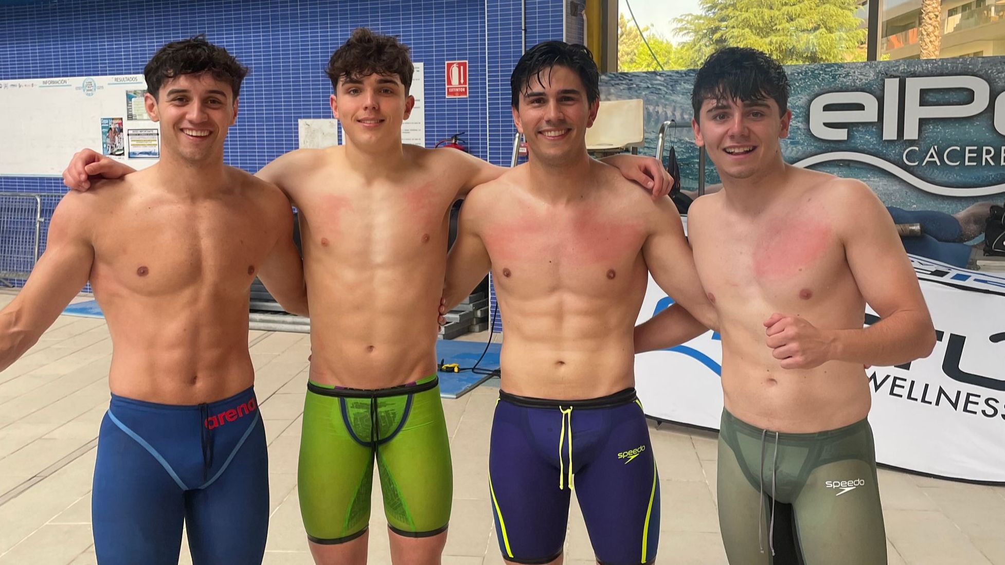 Nadadores de Cáceres Delfines celebrando el doblete masculino y femenino