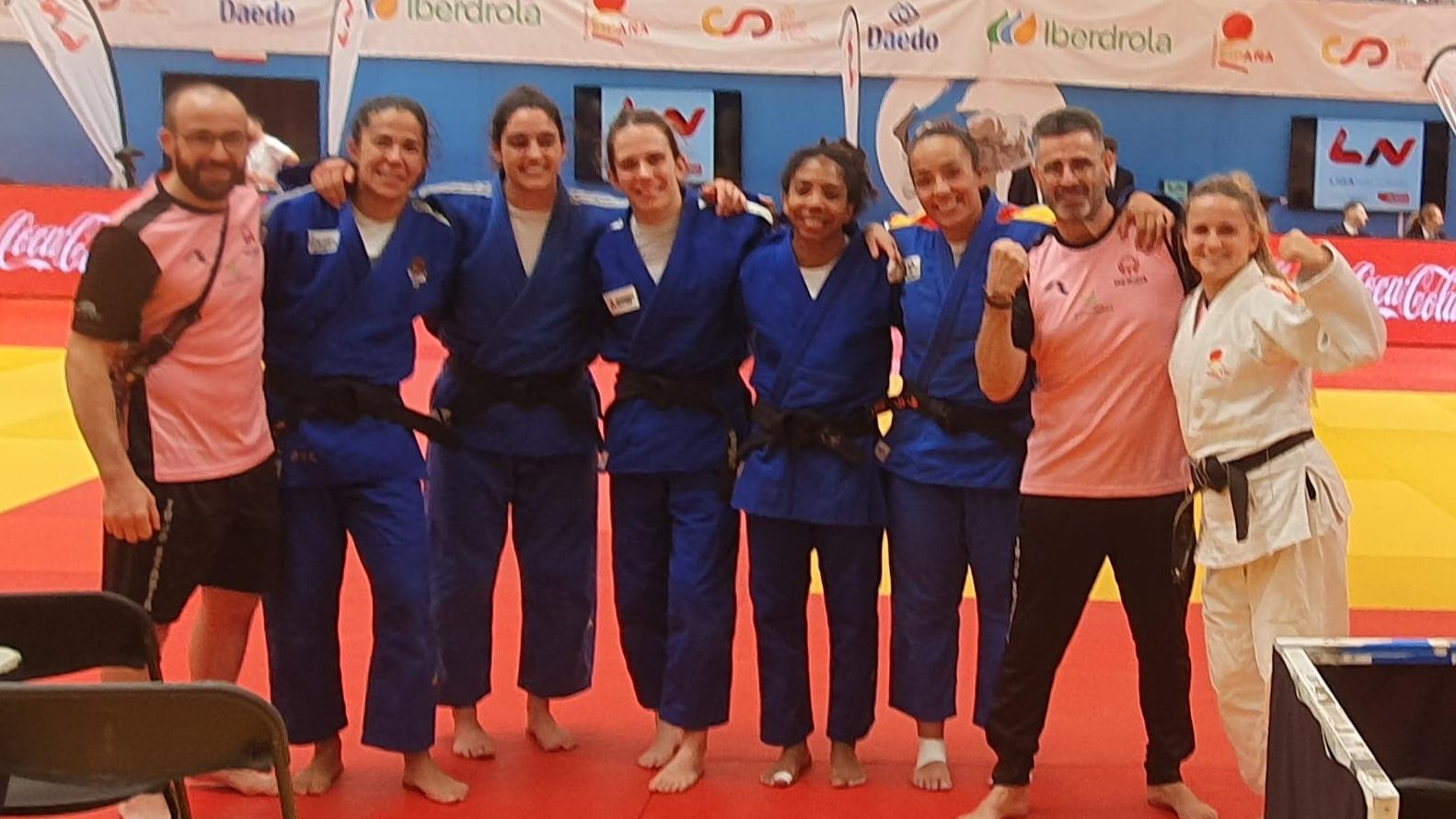 Equipo femenino del Judo Club Stabia clasificado para la lucha por el título nacional