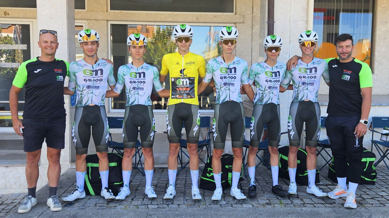 Equipo al completo en con Carlos Tena vestido de amarillo Grande Prêmio Terras de Trás-os-Montes Sub-19 by Favaíto.