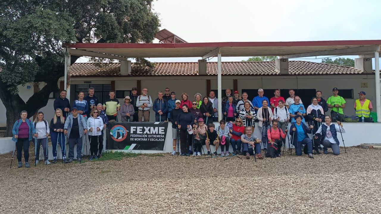Participantes en la jornada de marcha nórdica en Casas de Don Antonio