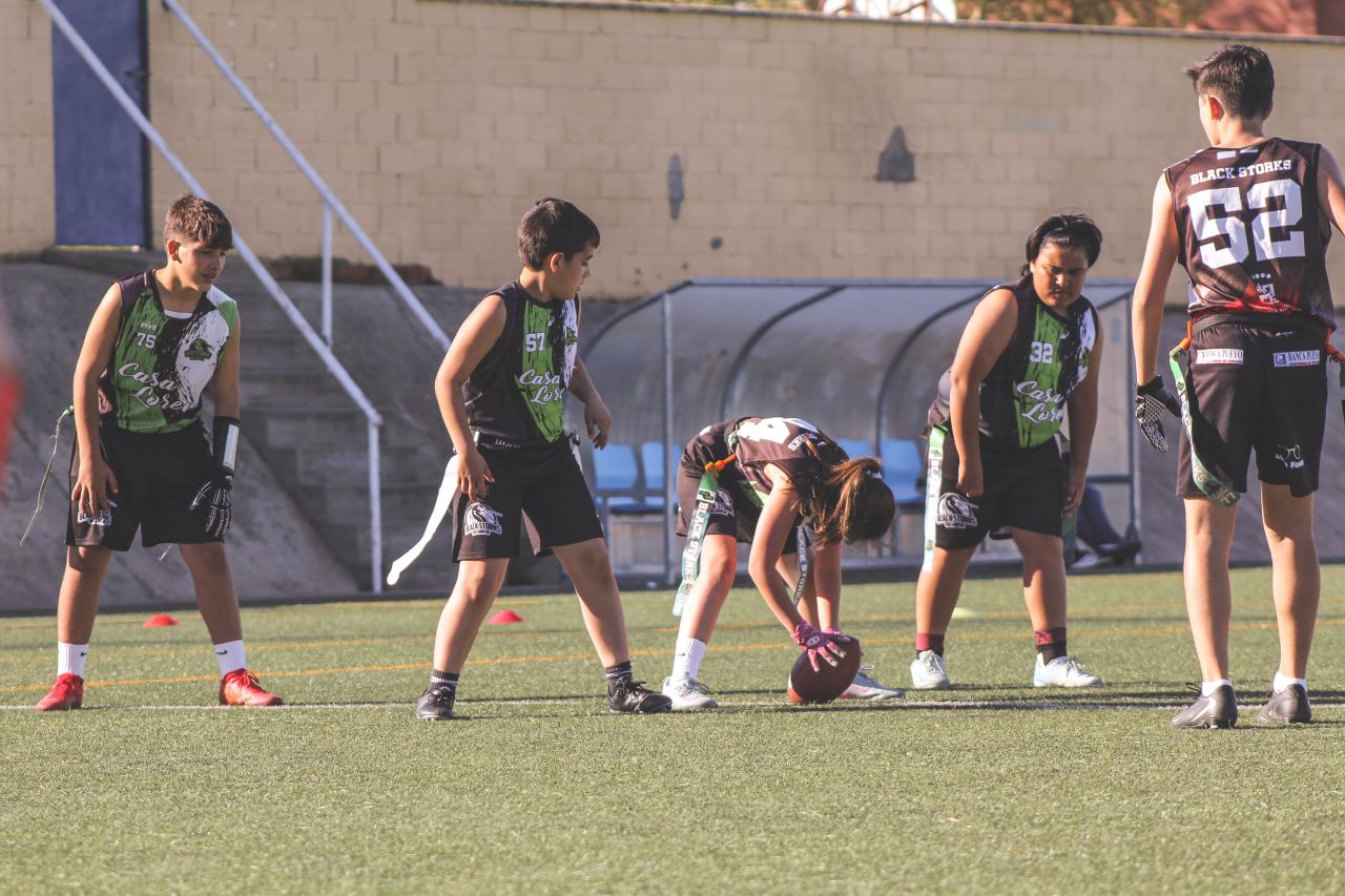 Acción del partido entre Gold Storks y Silver Storks en la liga juvenil de flag football