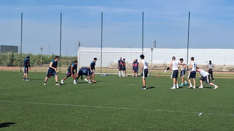 Acción del partido entre Badajoz Panthers y Mérida Romanos en la Ciudad Deportiva de Mérida