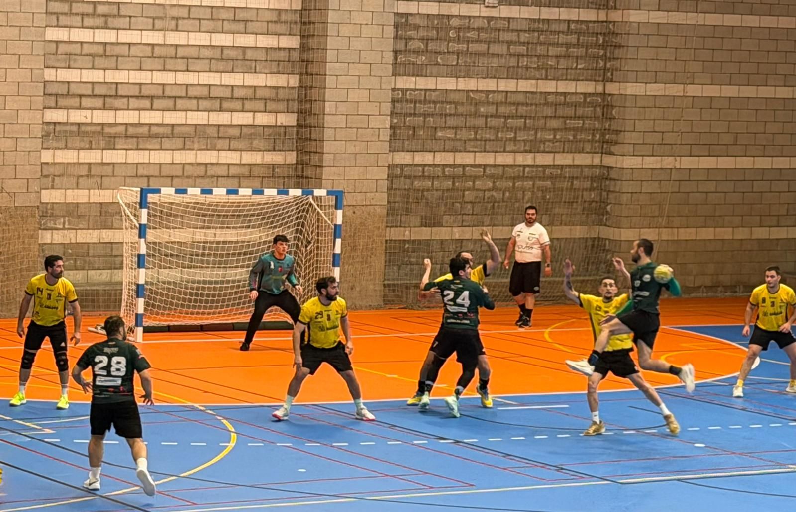 Jugada del partido entre Unión Balonmano Pacense y BM Villafranca en la semifinal de la Segunda Nacional masculina