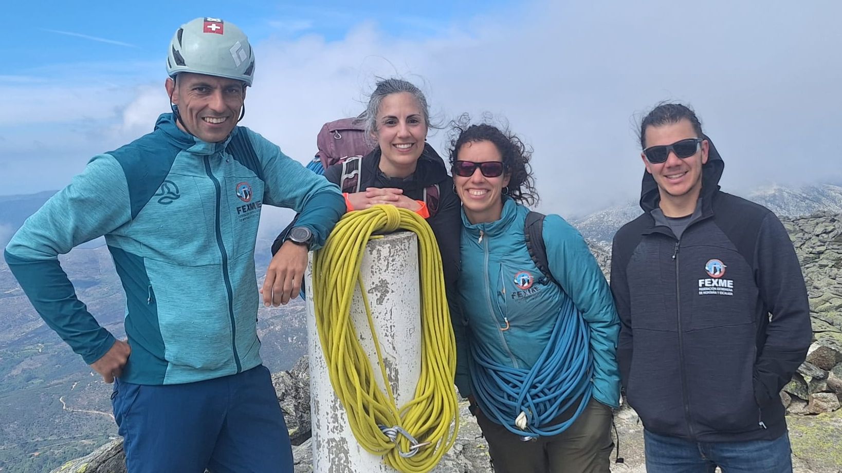 Integrantes del GAMEx escalando en la Sierra de Gredos