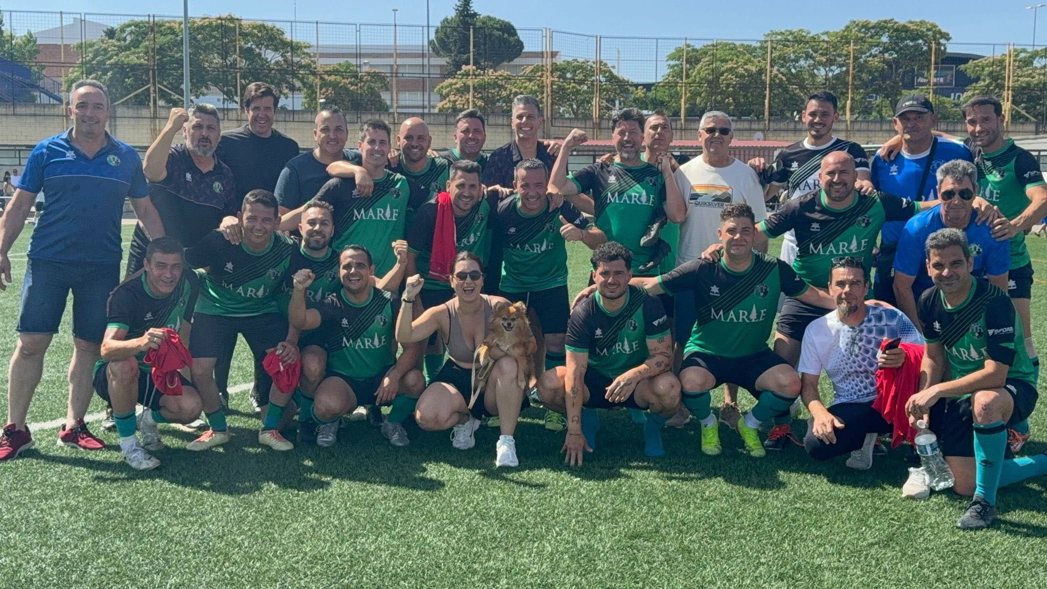 Representantes del CD Gévora Veteranos recibiendo la Copa Baldomero