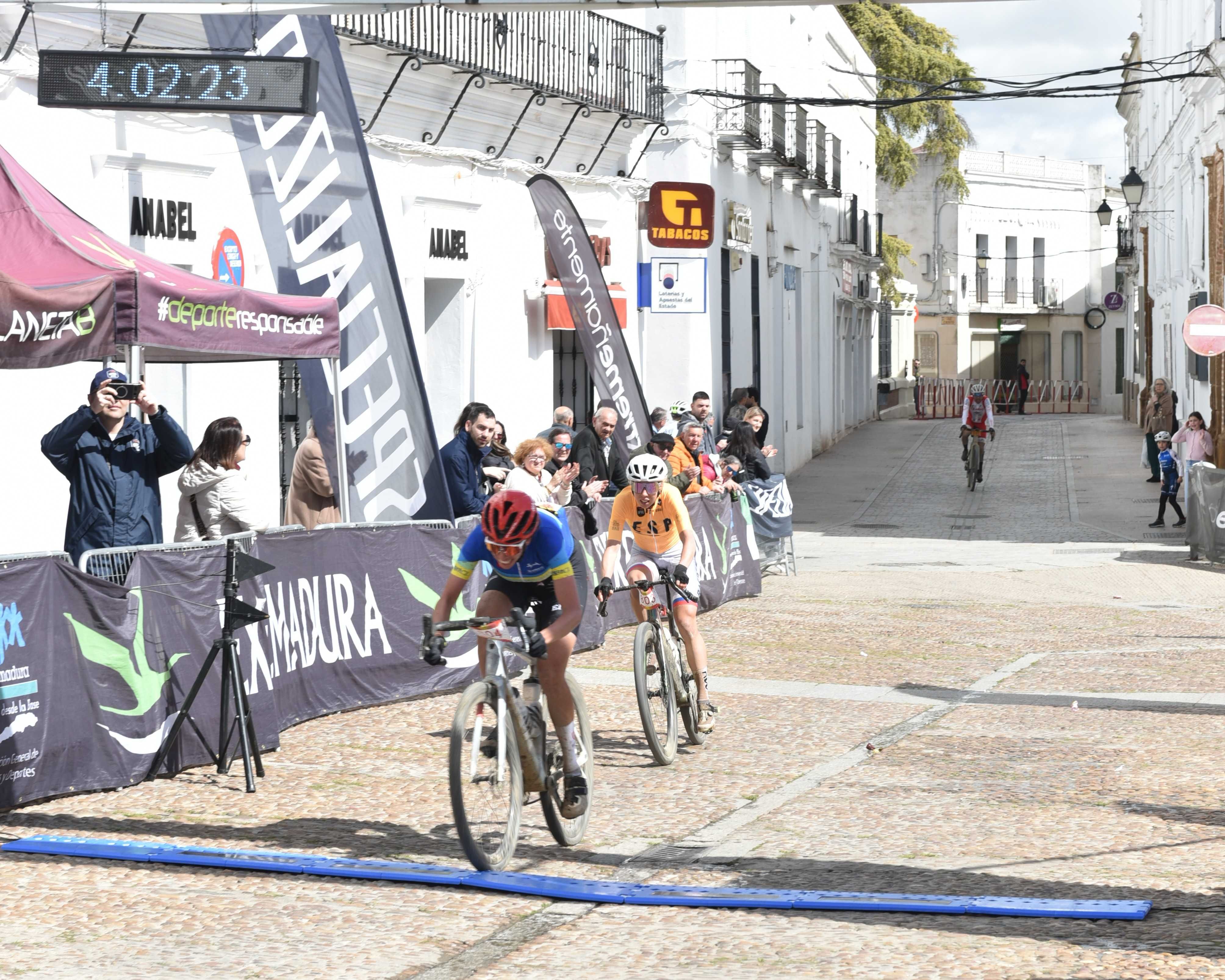 Sandra Alonso celebra su victoria en la Coal Gravel Race de Llerena