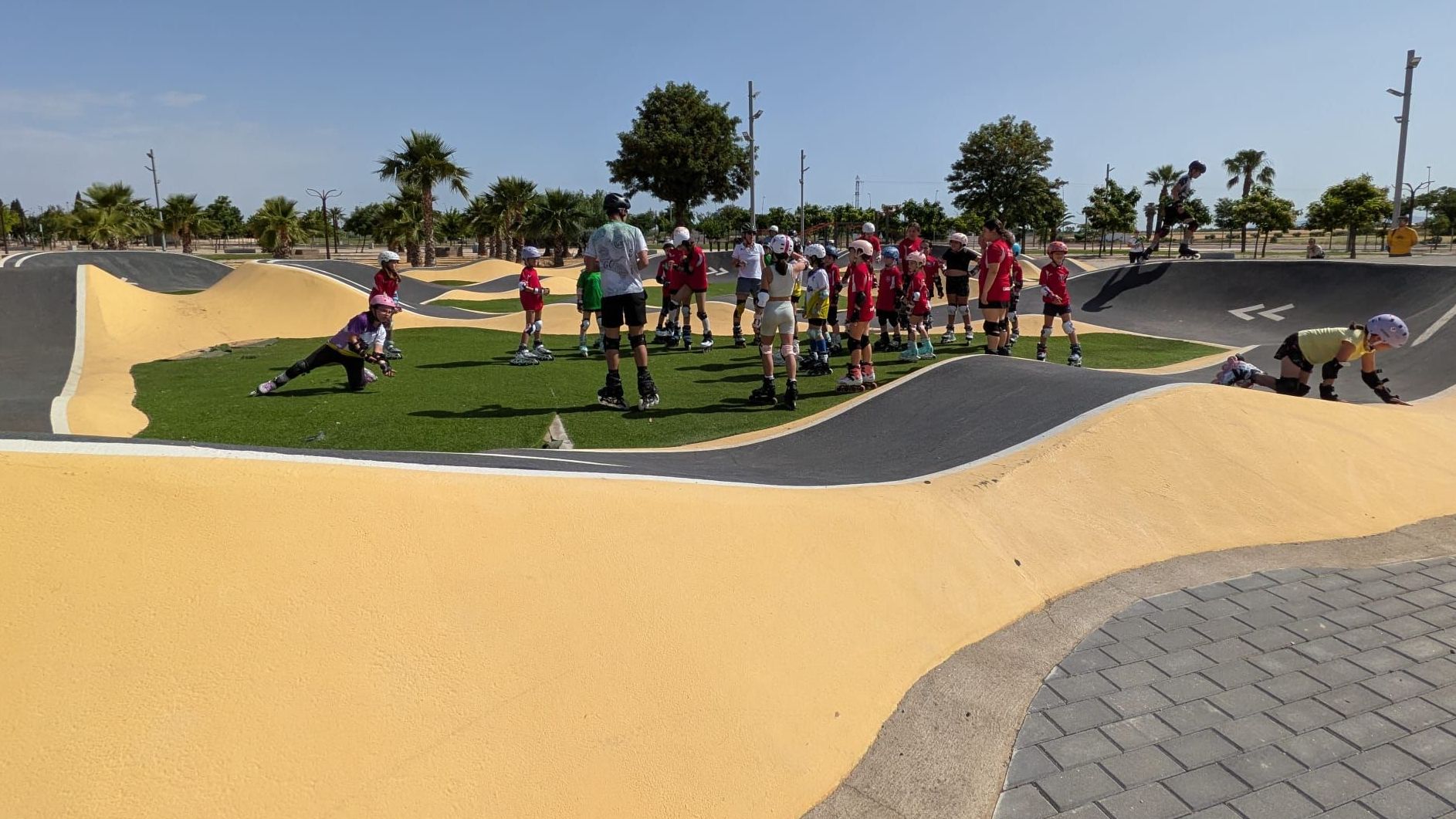 Participantes del primer evento de pumptrack organizado por CD La Serena Patina en Villanueva de la Serena