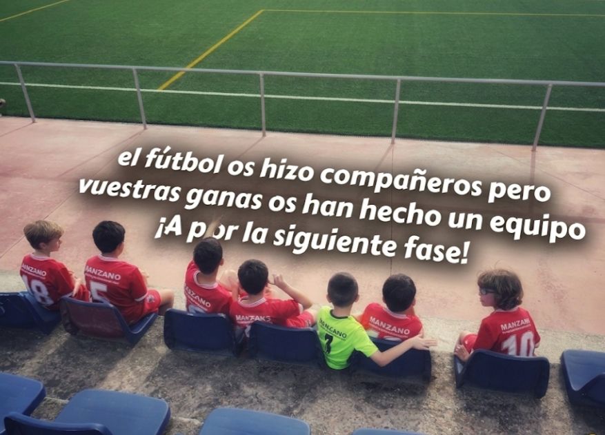 Jugadores del Prebenjamín A del Diocesano celebrando un gol ante el Flecha Negra