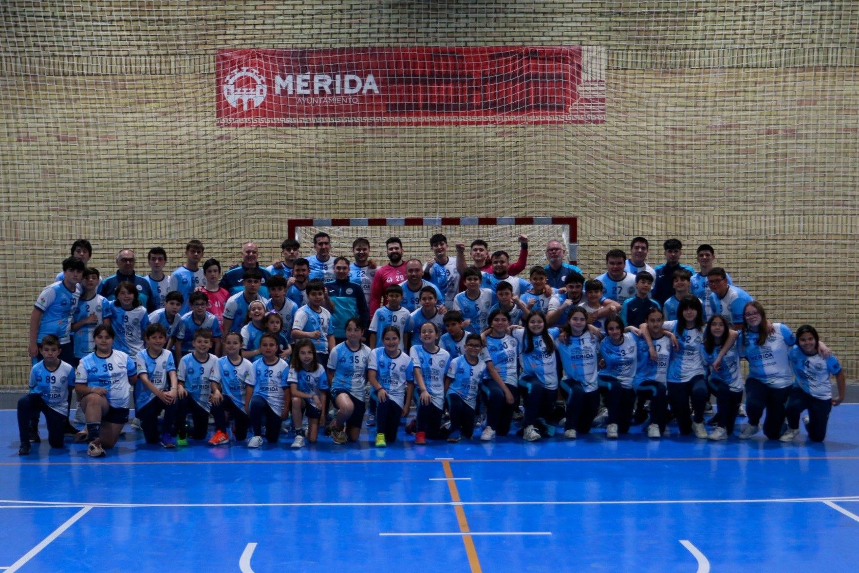 Jugadores del CD Josefinas Mérida celebran la victoria ante Ciudad de Villafranca en semifinales