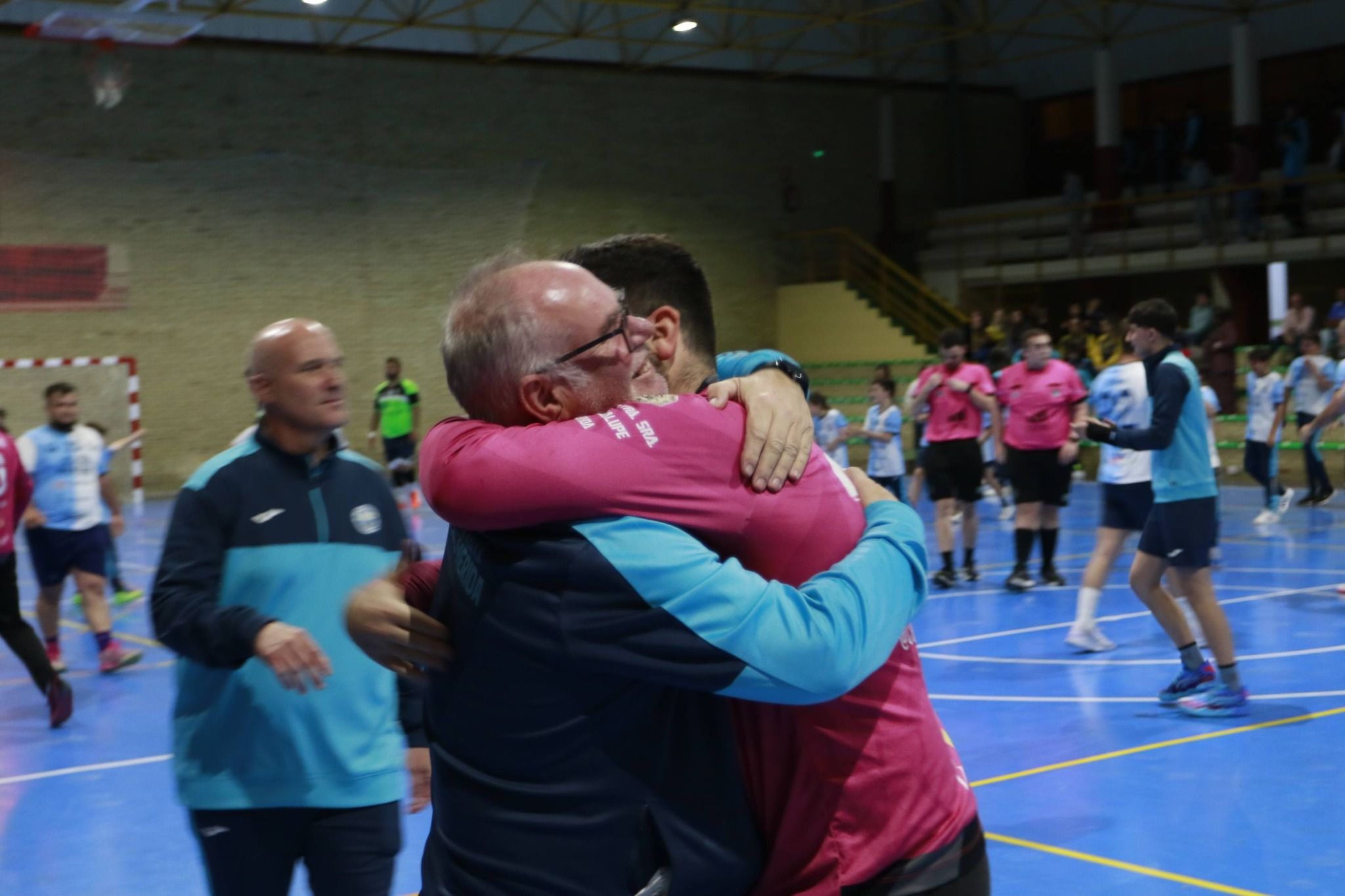 Jugadores del CD Josefinas Mérida celebran la victoria ante Ciudad de Villafranca en semifinales
