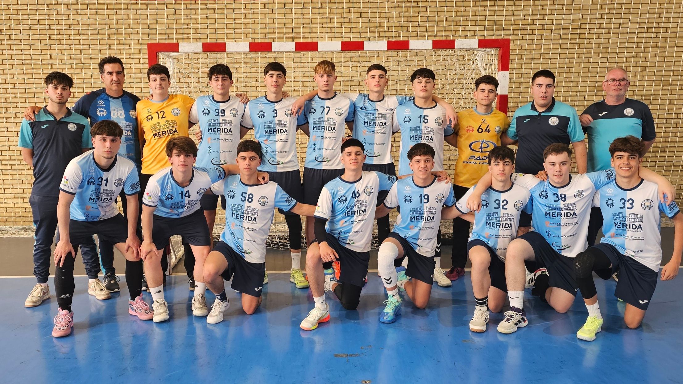 Equipo juvenil de balonmano del Club Deportivo Josefinas Mérida.