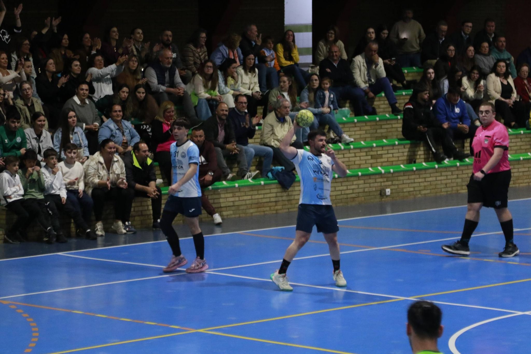 Jugadores del CD Josefinas Mérida celebran la victoria ante Ciudad de Villafranca en semifinales