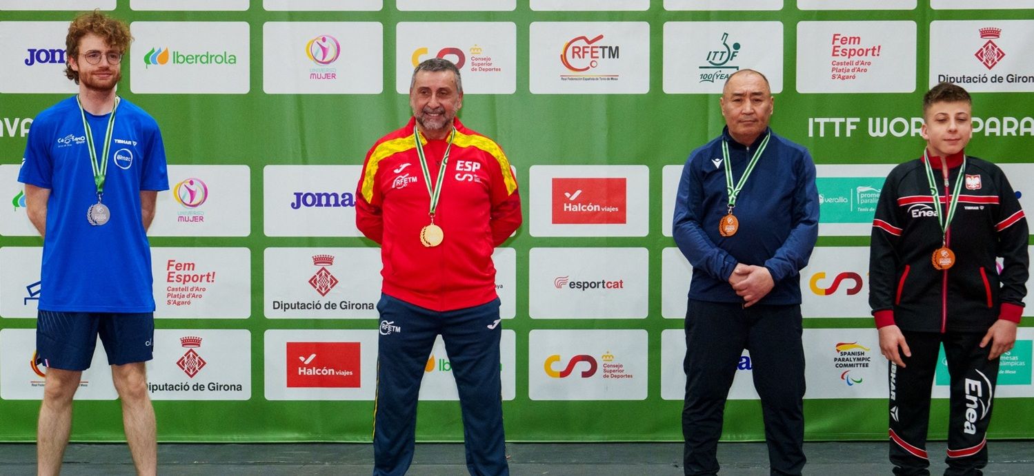 Juan Bautista Pérez posa con su medalla de oro en el ITTF World Para Future Costa Brava 2026