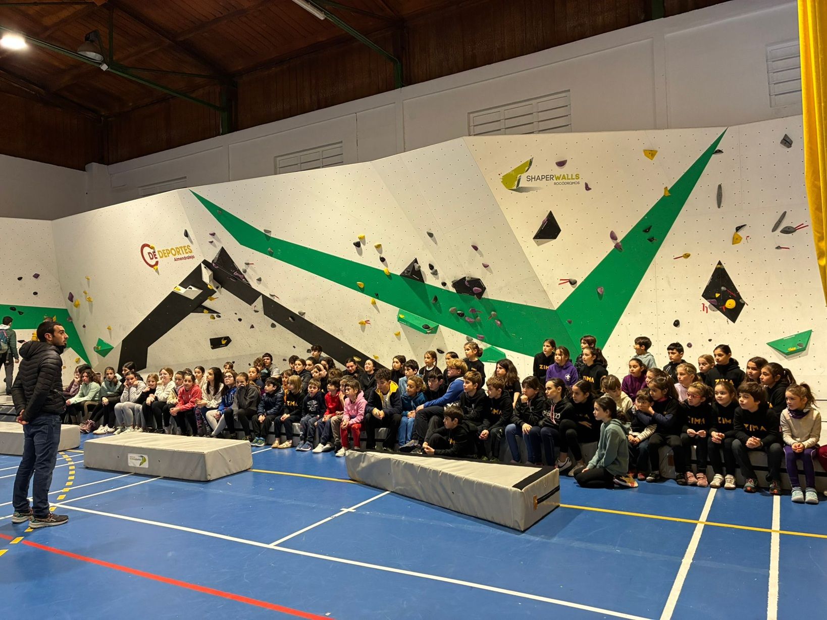 Escolares extremeños participando en una jornada de escalada de deporte base