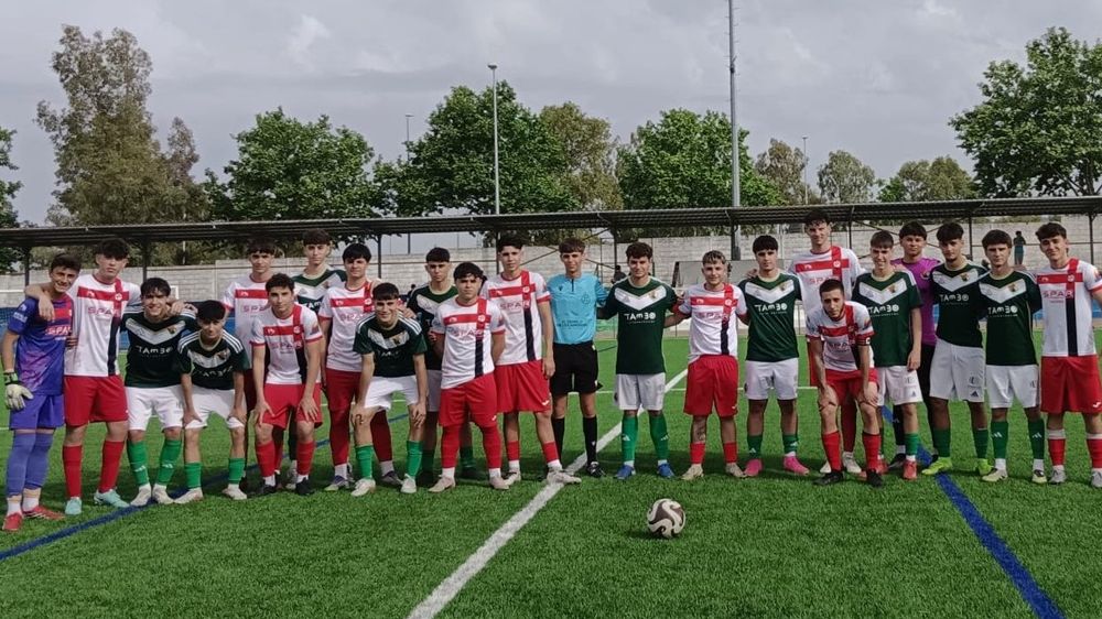 Jugadores de Cacereño y Nuevo Cáceres junto al árbitro durante el protocolo lazos