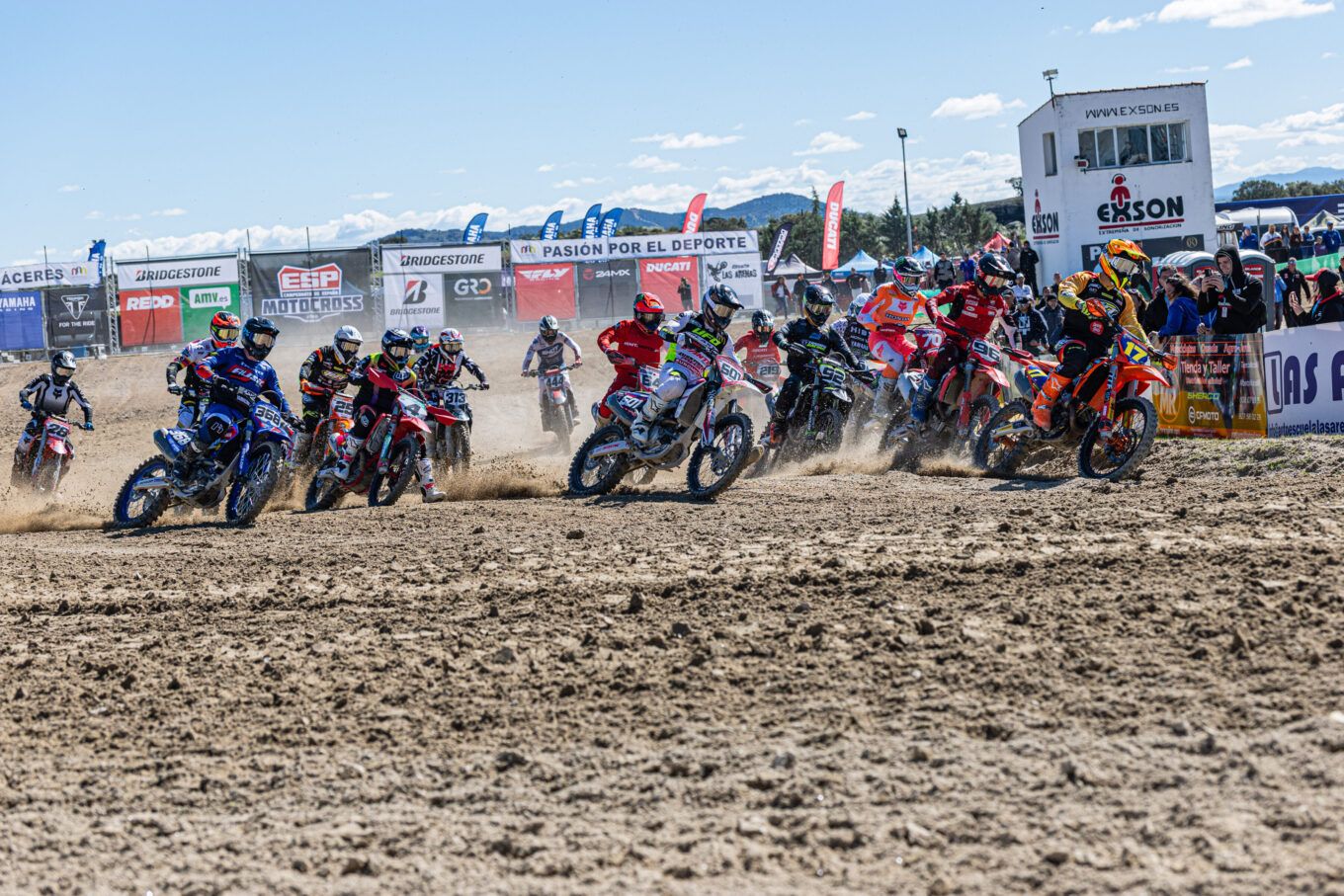 Salida de una manga del Campeonato de España de Motocross en Las Arenas