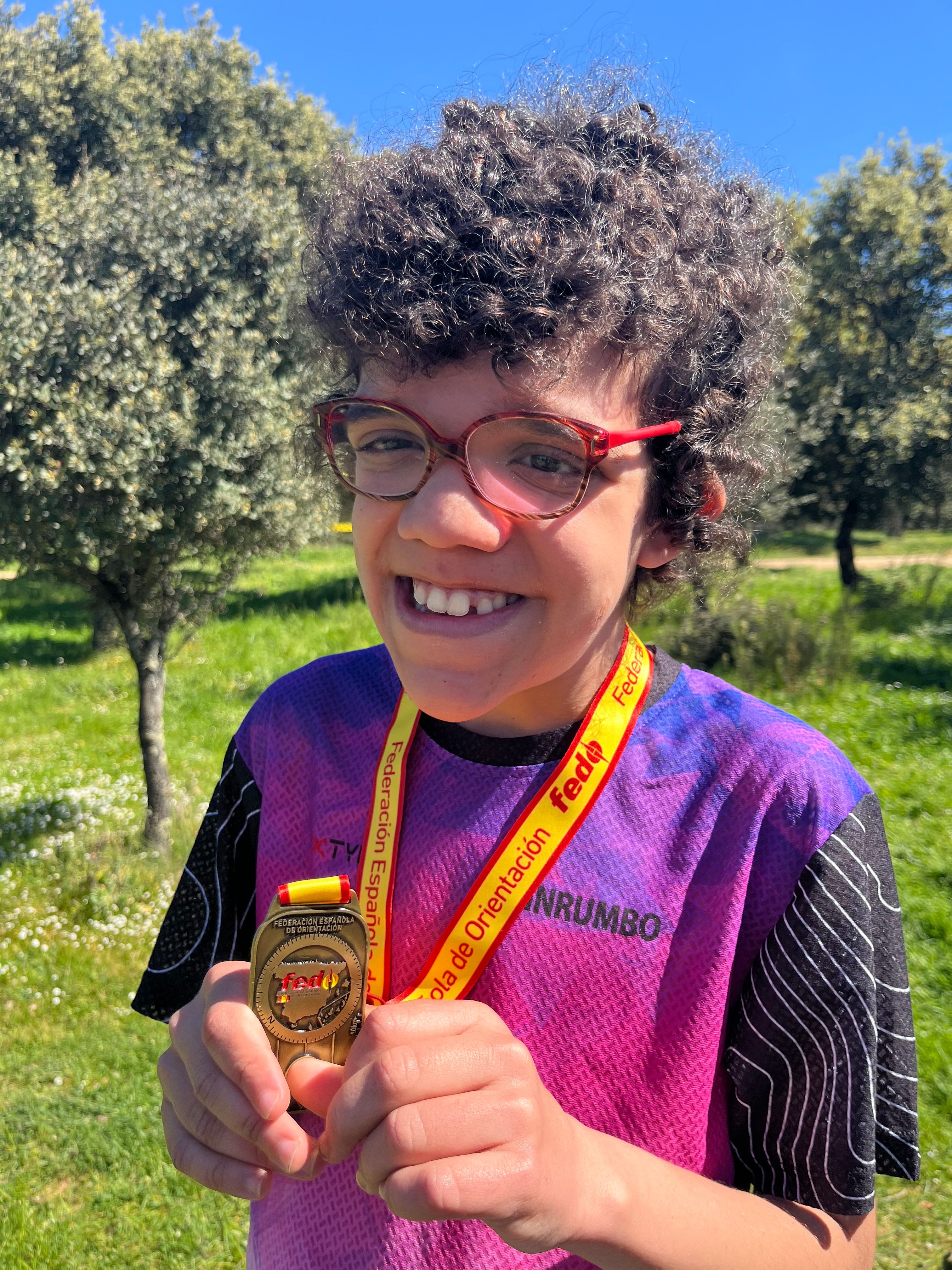 La deportista cauriense María Santos posa con su medalla de campeona de España escolar
