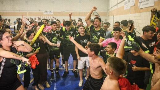 Jugadores del Bambatam Rena celebrando el ascenso a Segunda B de fútbol sala