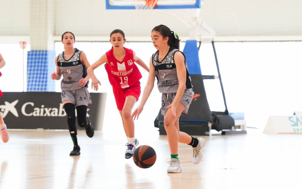 Acción de la selección mini femenina de Extremadura durante un partido del Campeonato de España de minibasket