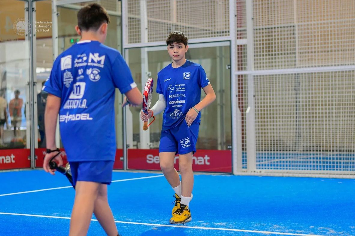 Campeones del torneo de pádel de menores Burger King celebrado en Mérida