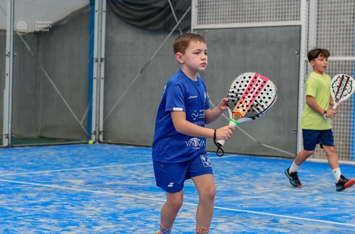 Campeones del torneo de pádel de menores Burger King celebrado en Mérida