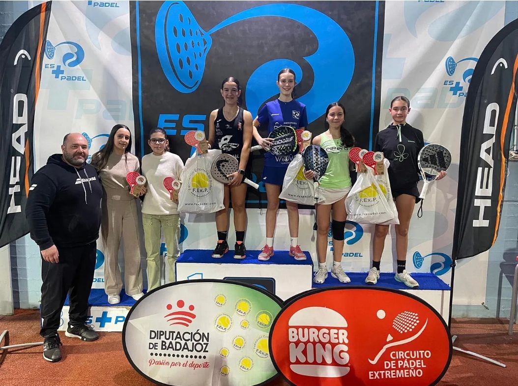 Participantes en la segunda prueba del Circuito Burger King de Menores en el Club Es+Pádel