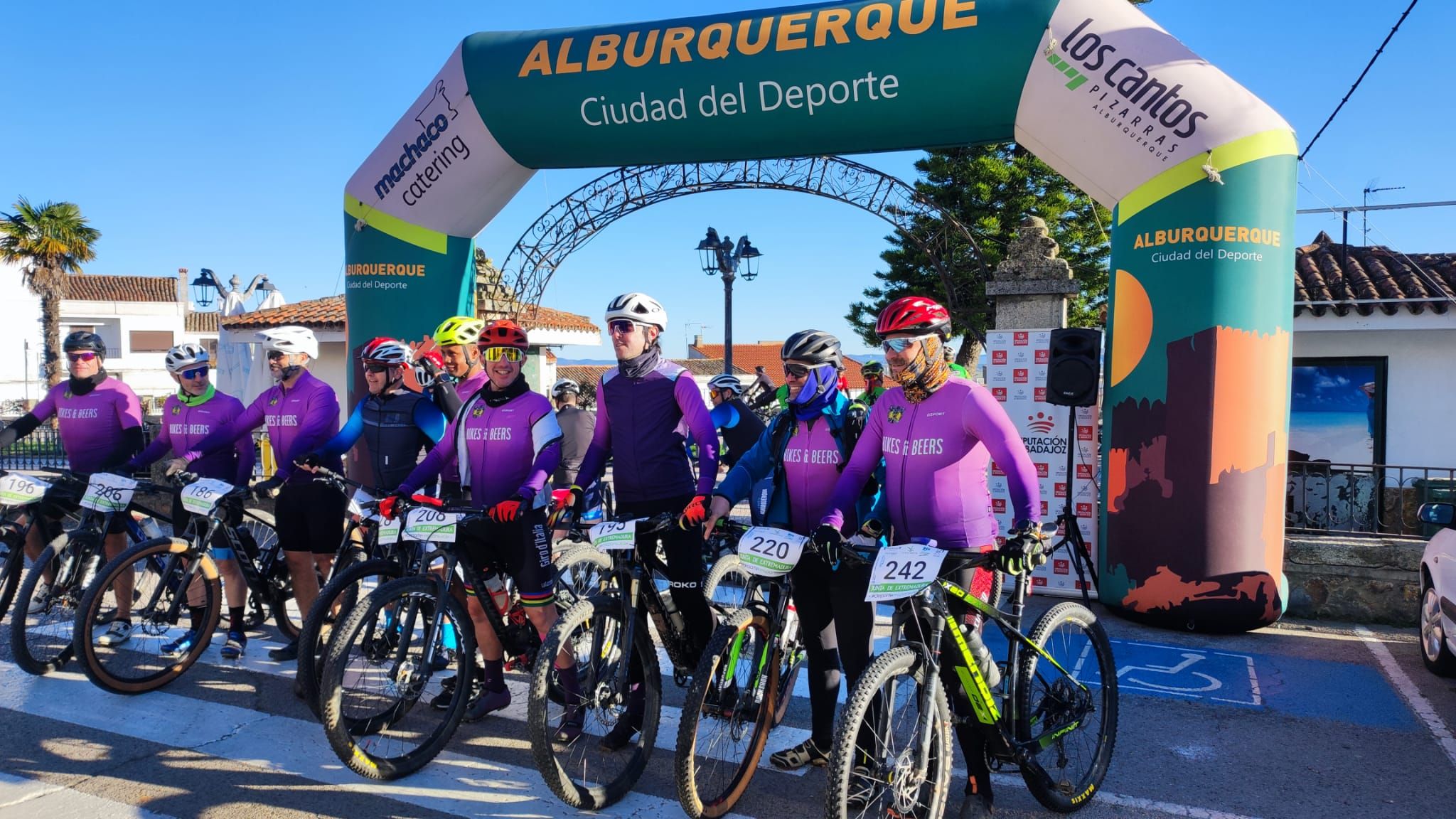 Participantes en la XIII Ruta Cicloturista del Vino y el Jamón de Alburquerque
