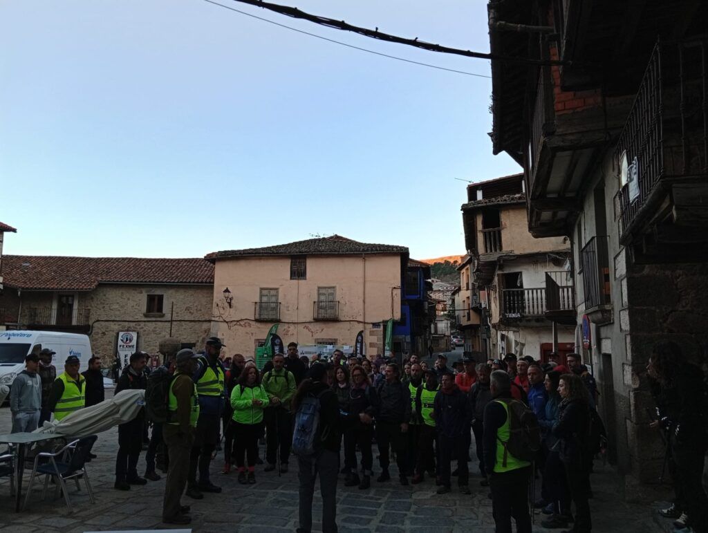 Participantes recorren los paisajes de La Vera en una jornada de senderismo