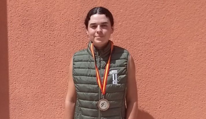 La amazona extremeña Lourdes Rodríguez durante una prueba de Doma Clásica con la Universidad de Extremadura