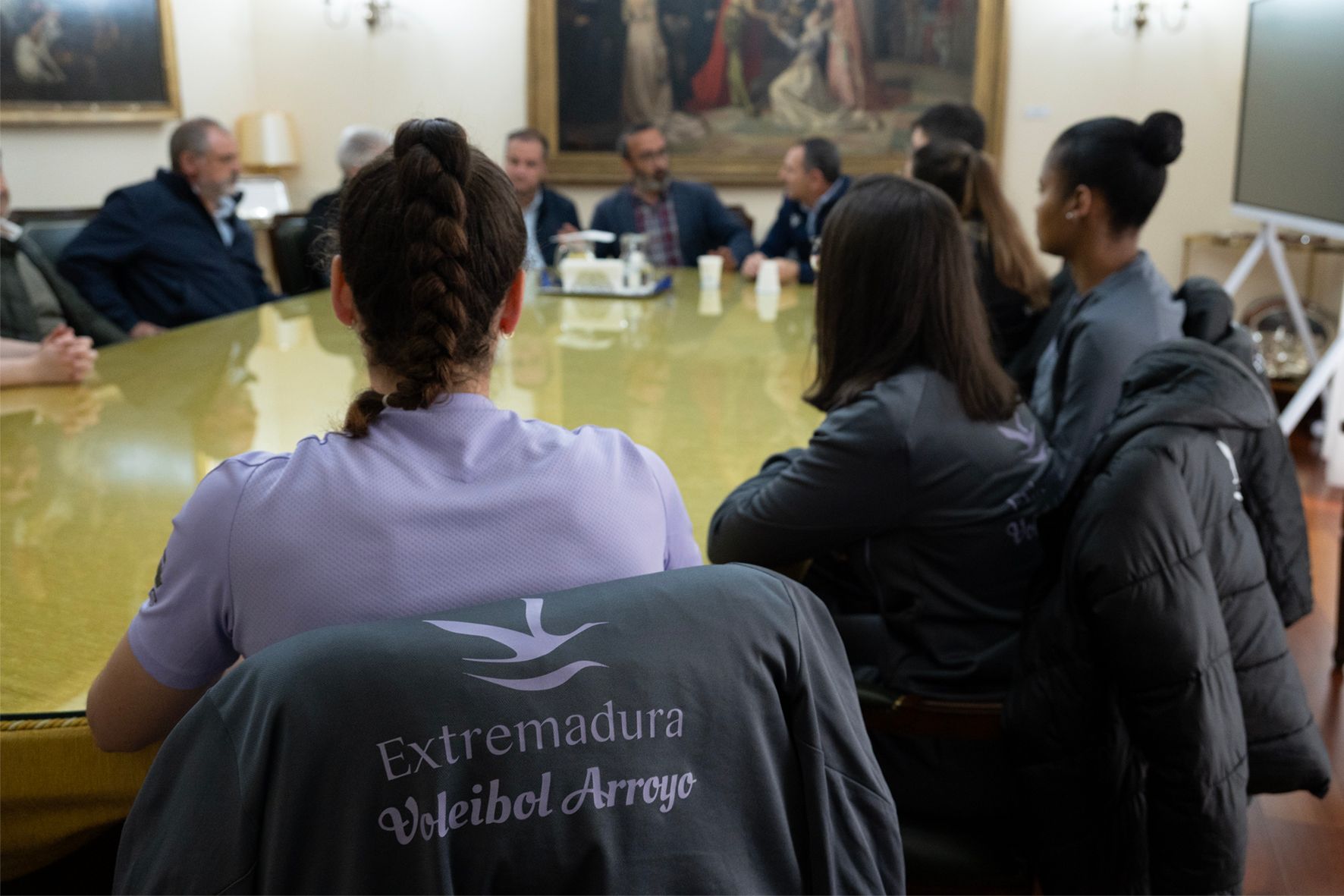 El voleibol femenino de Arroyo de la Luz recibe el respaldo de la Diputación